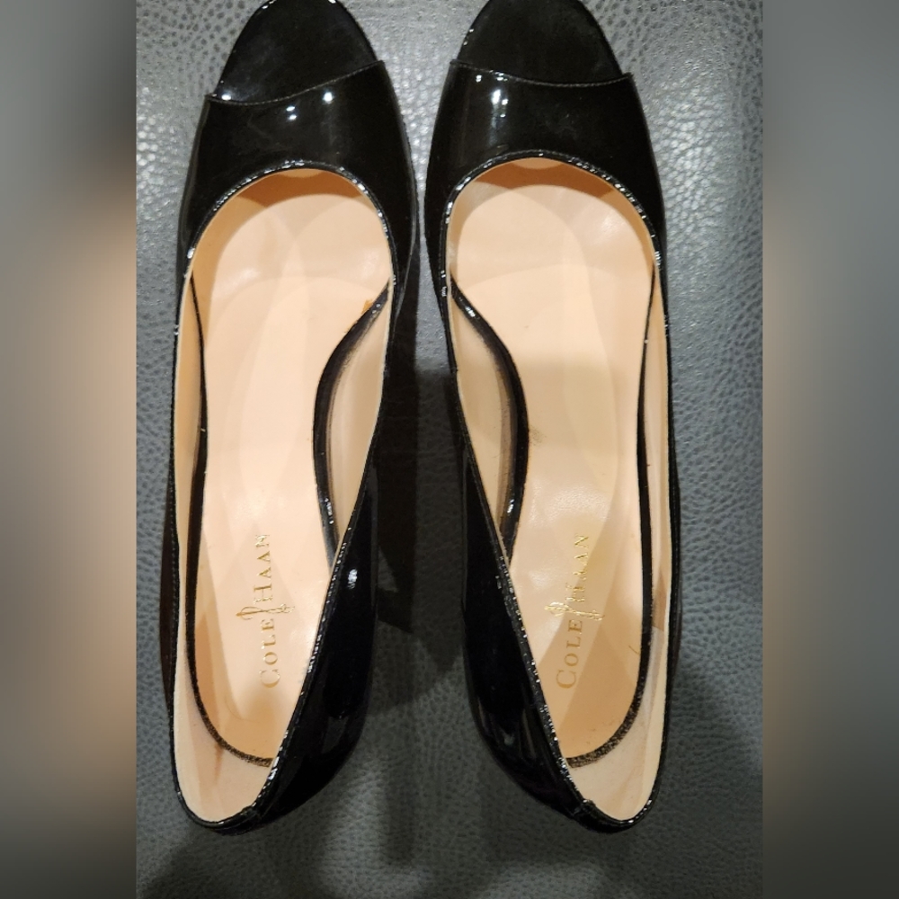 Cole Haan Size 7.5 open toe shoe